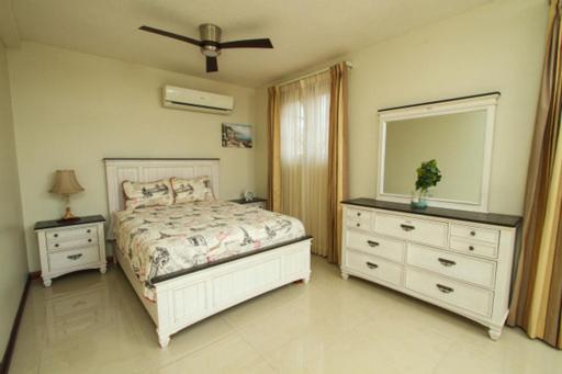Luxury Penthouse Condo With Pool Kingston Buitenkant foto