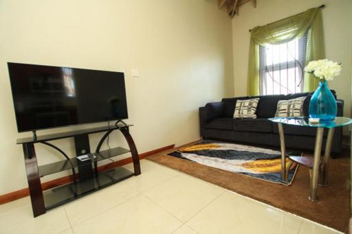 Luxury Penthouse Condo With Pool Kingston Buitenkant foto